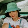 5 Potret Febby Rastanty Jalan-Jalan di Jogja, Pakai Mobil Atap Terbuka Sambil Nikmati Hijaunya Alam