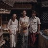 Ini Potret Ariel Tatum Lakukan Upacara Melukat, Cantik dalam Balutan Kebaya Bali Warna Putih