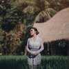 Ini Potret Ariel Tatum Lakukan Upacara Melukat, Cantik dalam Balutan Kebaya Bali Warna Putih