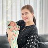 10 Potret Hangat Felicya Angelista Momong Baby Bible, Aura Keibuannya Kelihatan Banget!