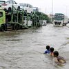 10 Potret Kelakuan Nyeleneh Orang Saat Banjir Melanda, Momen Sedih Langsung Berubah Jadi Tawa!