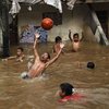 10 Potret Kelakuan Nyeleneh Orang Saat Banjir Melanda, Momen Sedih Langsung Berubah Jadi Tawa!