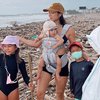 10 Potret Jennifer Bachdim dan Anak-anaknya Ikut Bersihkan Pantai di Bali, Keren Banget!