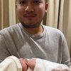 Resmi Jadi Ayah, Potret Adhi Permana Suami Kesha Ratuliu Momong Baby Qwenzy Siap Siaga Sejak Proses Persalinan