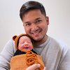 Resmi Jadi Ayah, Potret Adhi Permana Suami Kesha Ratuliu Momong Baby Qwenzy Siap Siaga Sejak Proses Persalinan