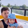 Potret Baby Anzel Berenang di Rumah Ditemani Anthony Xie, Gemes Banget Cari Pijakan
