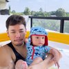Potret Baby Anzel Berenang di Rumah Ditemani Anthony Xie, Gemes Banget Cari Pijakan
