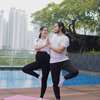 Potret 10 Selebriti Jalani Prenatal Yoga Bareng Pasangan, Kompak Dukung Kehamilan Istri!