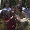 8 Potret Ariel Tatum di Film Sepeda Presiden, Main di Pantai Bareng Anak-Anak Papua