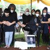 Potret Pemakaman Ayah Nirina Zubir yang Penuh Haru, Isak Tangis Keluarga Seolah Tak Terbendung