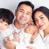 9 Potret Raffi Ahmad Momong Rayyanza, Masih Terlihat Tegang Menggendong Bayi