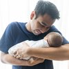9 Potret Raffi Ahmad Momong Rayyanza, Masih Terlihat Tegang Menggendong Bayi