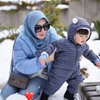 11 Potret Kece Amy Qanita saat Liburan ke Spanyol, Nenek Stylish Bergaya Mentereng di Tengah Salju