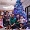 8 Potret Keseruan Momo Geisha Rayakan Natal Bareng Keluarga Kecilnya