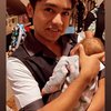 10 Potret Selebriti Momong Baby Eqqel Anak Ivan Gunawan, Gendong Hati-Hati Bak Bayi Baru Lahir