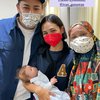 10 Potret Selebriti Momong Baby Eqqel Anak Ivan Gunawan, Gendong Hati-Hati Bak Bayi Baru Lahir