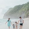 Akhirnya ke Bali, Berikut 7 Potret Keseruan Keluarga Chelsea Olivia dan Glenn Alinskie Main di Pantai