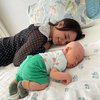 6 Potret Rossa Momong Baby Rayyanza, Warganet Langsung Sarankan Tambah Anak