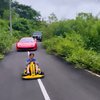 7 Potret Fuji dan Fadly Faisal Main Gokart di Jalanan Sambil Dikawal Mobil Mewah, Seru Banget!