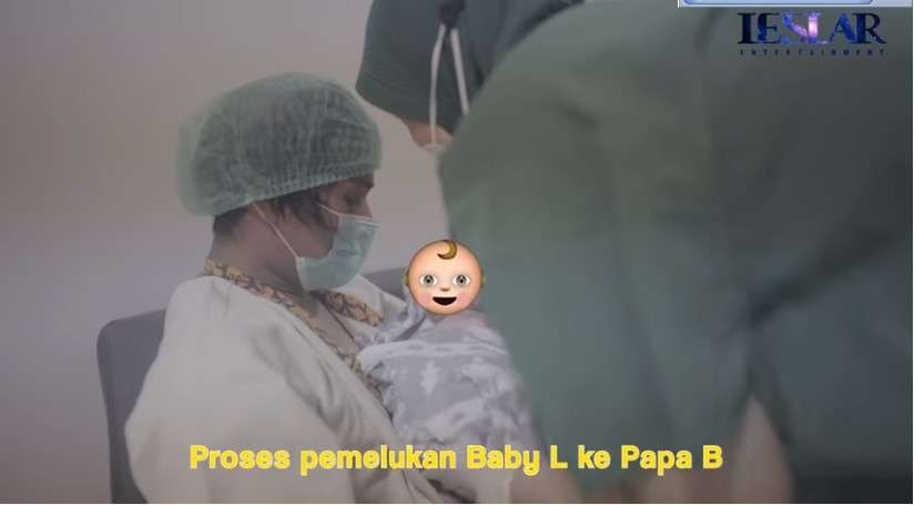 Ini Potret Rizky Billar Pertama Kali Gendong Baby L, Nggak Takut Sama Sekali!