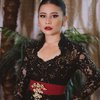 7 Potret Prilly Latuconsina Pakai Lipstick Merah Merekah yang Stunning Abis