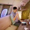 5 Potret Perjalanan Verrell Bramasta dari LA ke Dubai, Naik Pesawat Mewah Pamer Otot Kekar Body Atletis