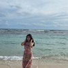 5 Potret Cantik Lea Ciarachel Liburan ke Pantai, Pamer Punggung Mulus dengan Dress Bunga