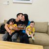 10 Potret Keluarga Kecil Eza Gionino yang Sederhana dan Sedang Menanti Buah Hati Ketiga