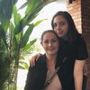 Sama-Sama Punya Paras Bule, 10 Potret Artis Senior Roweina Umboh dan Pesinetron Sharon Sahertian Putrinya