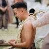 7 Potret Acara Siraman Vidi Aldiano Jelang Pernikahan, Tampil Gagah Pamer Topless