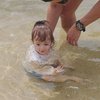 5 Potret Baby Chloe Main di Pantai, Ekspresi Pas Nyemplung ke Air Gemesin!