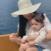 5 Potret Baby Chloe Main di Pantai, Ekspresi Pas Nyemplung ke Air Gemesin!