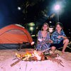Peluk Cium Sambil Main Kembang Api, Ini 7 Potret Kesruan Bunga Citra Lestari dan Noah di Pantai