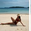 10 Potret Luna Maya Pakai Swimsuit, Pamer Body Goals di Usia yang Hampir 40 Tahun