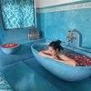 Bikin Gagal Fokus, Ini 11 Potret Selebriti Mandi Kembang di Bathtub