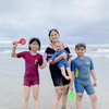 10 Potret Gemoy Aiko, Anak Wendy Cagur yang Berusia 8 Bulan tapi Sudah Hobi Main ke Pantai