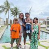 10 Potret Gemoy Aiko, Anak Wendy Cagur yang Berusia 8 Bulan tapi Sudah Hobi Main ke Pantai