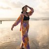 10 Potret Fanny Ghassani Pakai Baju Crop Top, Pamer Body Goals Bak Gitar Spanyol