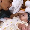 9 Potret Wendy Cagur Gendong Baby Aiko Putri Bungsunya, Sama-sama Berkepala Botak Super Gemes