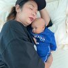 7 Potret Soimah Momong Baby Leslar, Pose Gak Normal Bikin Warganet Ngakak