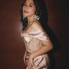 7 Pesona Prilly Latuconsina Pakai Dress Satin Belahan Tinggi, Hadiri Premiere Film Kukira Kau Rumah