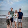 Family Goals Idaman, Ini Potret Seru Keluarga Darius Sinathrya yang Sedang Berlibur ke Banyuwangi