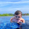 7 Potret Lucu Baby Guzel Saat Diajak Liburan ke Bali, Udah Mulai Berani Berenang Lho!
