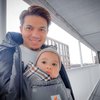 11 Potret Gemoy Baby Ukkasya dalam Pelukan Irwansyah, Anak Papa Kesayangan Banget!