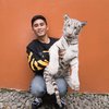 10 Potret Alshad Ahmad Bareng Selen si Anak Bungsu, Harimau Benggala Putih yang Super Gemes!