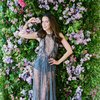7 Gaya Pemotretan Sophia Latjuba dengan Tema Serba Bunga, Pakai Baju Tembus Pandang Bikin Salfok!