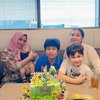 9 Momen Perayaan Ulang Tahun Gavrel, Anak Angkat Rieta Amilia yang Dirayakan Sederhana di Kafe