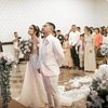 Baru Diungkap Setelah 2 Tahun, Ini 10 Potret Pernikahan Sheila Marcia dan Dimas Akira yang Sederhana tapi Romantis di Bali
