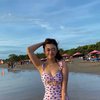 Hobi Liburan, Ini 10 Potret Pesona Livy Renata Saat di Pantai Sambil Pamer Body Goals!
