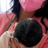 10 Potret Krisdayanti Gendong Cucu untuk Pertama Kali, Rambut Tebal Baby A Curi Perhatian